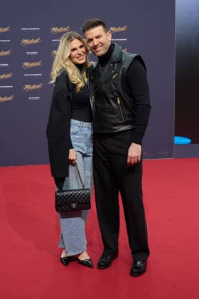 Jessie Noe Scheuermann und Jay Khan - Internationale Premiere & Global Fan Celebration von Michael an der Uber Eats Music Hall in Berlin am 10.04.2026. Kinopremiere Michael