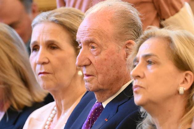 News Bilder des Tages King Juan Carlos receives a Special Prize - Paris King Juan Carlos receives flanked by his daughters Infanta Cristina and Infanta Elena and his grandson Julian Froilan a special prize during the event la 35eme Journee du Livre Politique (35th Political Book Day) at the National Assembly in Paris, France on April 11, 2026 for his memoirs Reconciliation. Photo by Eliot Blondet ABACAPRESS.COM Paris France  Copyright: xBlondetxEliot ABACAx