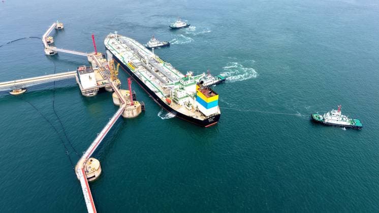 News Bilder des Tages China Oil Imports Tugboats push a crude oil tanker onto the pier at a dock of oil imports in Qingdao in eastern China s Shandong province, Saturday, April 11, 2026., Credit:YU FANGPING Avalon CHINA, SHANDONG, QINGDAO  Copyright: xYUxFANGPINGx xAvalonx 1090131921