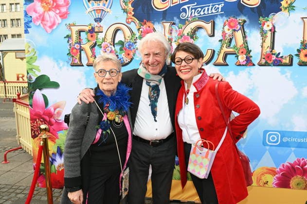 Der schweizer Kabarettist Emil Steinberger und seine Frau Niccel Steinberger (r) und Begleitung (l) kommt zur Kölner Premiere des Circus Roncalli