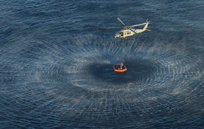 Date 04 10 2026 Location USS John P Mertha Subject On April 10, 2026, NASA Artemis II crew members Commander Reid Wiseman, Pilot Victor Glover, Mission Specialist Christina Koch and Canadian Space Agency mission specialist Jeremy Hansen are hoisted into a U S Navy MH 60 helicopter after successfully splashing down in the Pacific Ocean following their 10 day mission around the Moon Photographer NASA James Blair NASA via Bestimage  Copyright: xNASAxviaxBestimagexNASAxviaxBestimagex