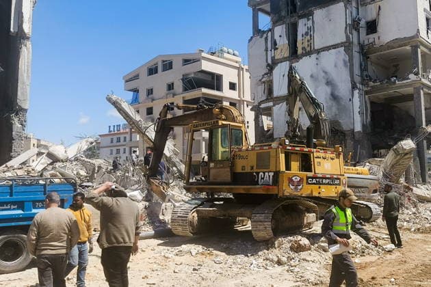 News Bilder des Tages LEBANON, SIDON - APRIL 11, 2026: An excavator clears the debris at the Fatima Al-Zahra Shia religious complex following Israeli airstrikes. Ankhar Kochneva TASS  91131459