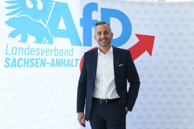 News Bilder des Tages Landesparteitag der AfD Sachsen-Anhalt am 11.04.2026 in der Hyparschale Magdeburg in Magdeburg Ulrich Siegmund ( Spitzenkandidat der AfD Sachsen-Anhalt für die Landtagswahl 2026 ) *** State party conference of the AfD Saxony Anhalt on 11 04 2026 in the Hyparschale Magdeburg in Magdeburg Ulrich Siegmund Top candidate of the AfD Saxony Anhalt for the state election 2026 xRx