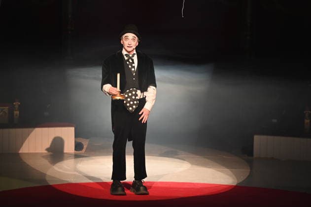 Clown Housch Ma Housch ( Semen Shuster ) beim Auftritt in der Manege der Kölner Premiere des Circus Roncalli
