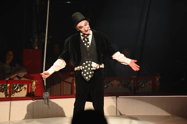 Clown Housch Ma Housch ( Semen Shuster ) beim Auftritt in der Manege der Kölner Premiere des Circus Roncalli