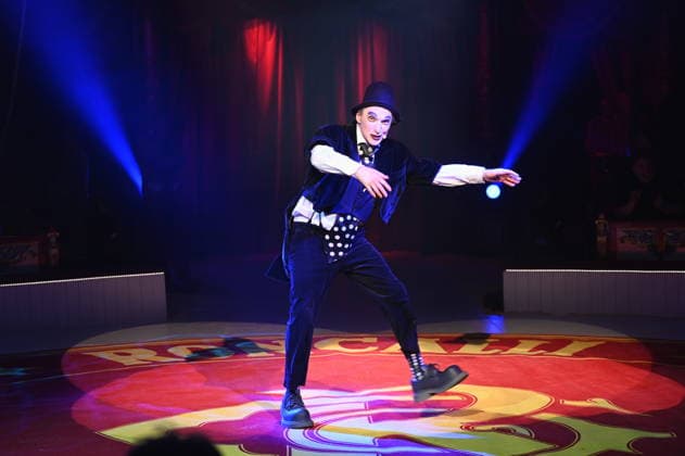 Clown Housch Ma Housch ( Semen Shuster ) beim Auftritt in der Manege der Kölner Premiere des Circus Roncalli