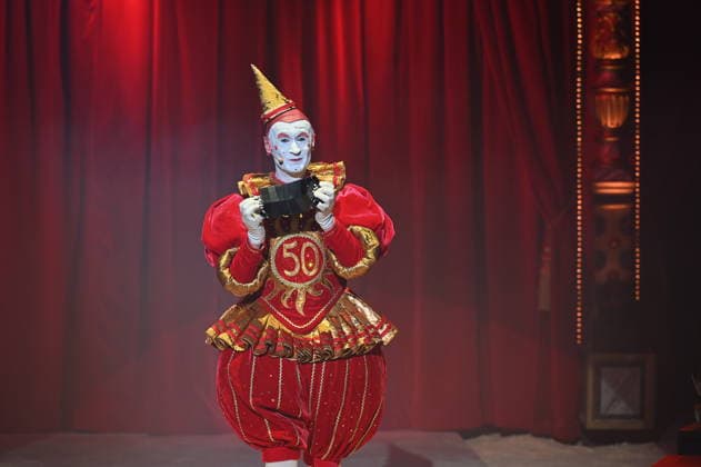 Clowns Kevinski ( Kevin Gorczynski ) Canutito Jr. ( Alan Dereck) und Weissclown Gensi ( Fulgenci Mestres ) beim Auftritt in der Manege der Kölner Premiere des Circus Roncalli