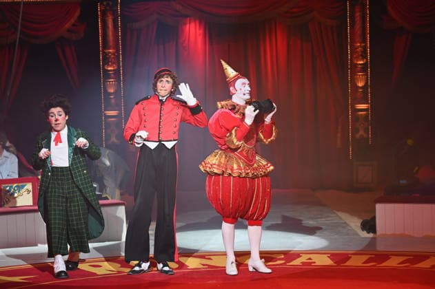 Clowns Kevinski ( Kevin Gorczynski ) Canutito Jr. ( Alan Dereck) und Weissclown Gensi ( Fulgenci Mestres ) beim Auftritt in der Manege der Kölner Premiere des Circus Roncalli