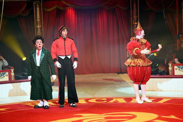 Clowns Kevinski ( Kevin Gorczynski ) Canutito Jr. ( Alan Dereck) und Weissclown Gensi ( Fulgenci Mestres ) beim Auftritt in der Manege der Kölner Premiere des Circus Roncalli