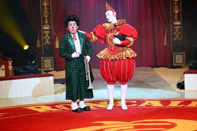 Clowns Kevinski ( Kevin Gorczynski ) Canutito Jr. ( Alan Dereck) und Weissclown Gensi ( Fulgenci Mestres ) beim Auftritt in der Manege der Kölner Premiere des Circus Roncalli