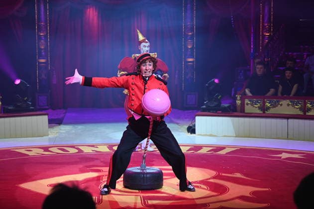 Clowns Kevinski ( Kevin Gorczynski ) Canutito Jr. ( Alan Dereck) und Weissclown Gensi ( Fulgenci Mestres ) beim Auftritt in der Manege der Kölner Premiere des Circus Roncalli
