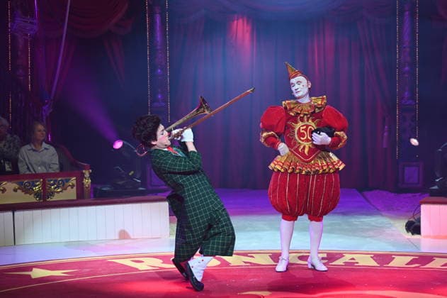 Clowns Kevinski ( Kevin Gorczynski ) Canutito Jr. ( Alan Dereck) und Weissclown Gensi ( Fulgenci Mestres ) beim Auftritt in der Manege der Kölner Premiere des Circus Roncalli