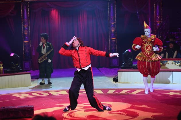 Clowns Kevinski ( Kevin Gorczynski ) Canutito Jr. ( Alan Dereck) und Weissclown Gensi ( Fulgenci Mestres ) beim Auftritt in der Manege der Kölner Premiere des Circus Roncalli