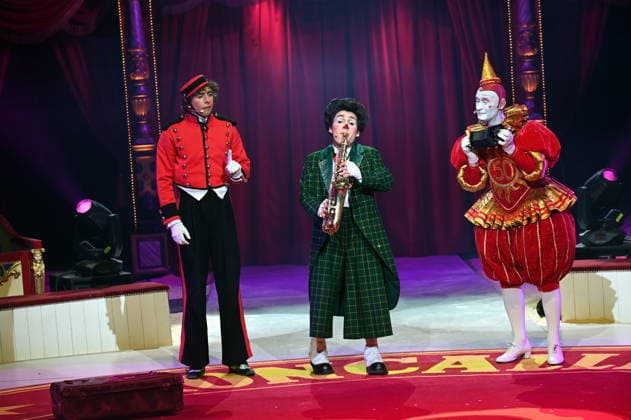Clowns Kevinski ( Kevin Gorczynski ) Canutito Jr. ( Alan Dereck) und Weissclown Gensi ( Fulgenci Mestres ) beim Auftritt in der Manege der Kölner Premiere des Circus Roncalli