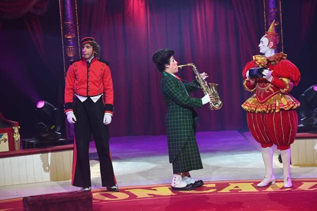 Clowns Kevinski ( Kevin Gorczynski ) Canutito Jr. ( Alan Dereck) und Weissclown Gensi ( Fulgenci Mestres ) beim Auftritt in der Manege der Kölner Premiere des Circus Roncalli
