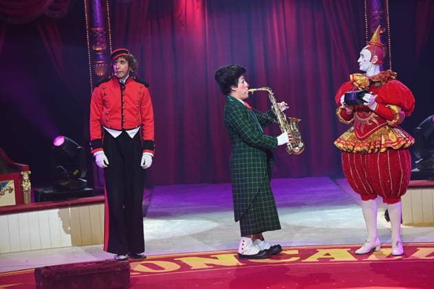 Clowns Kevinski ( Kevin Gorczynski ) Canutito Jr. ( Alan Dereck) und Weissclown Gensi ( Fulgenci Mestres ) beim Auftritt in der Manege der Kölner Premiere des Circus Roncalli