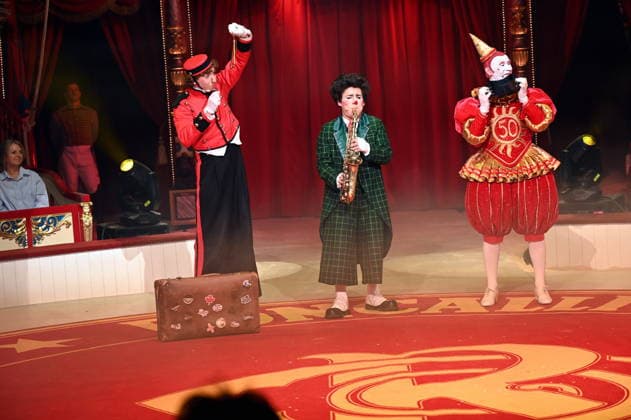 Clowns Kevinski ( Kevin Gorczynski ) Canutito Jr. ( Alan Dereck) und Weissclown Gensi ( Fulgenci Mestres ) beim Auftritt in der Manege der Kölner Premiere des Circus Roncalli