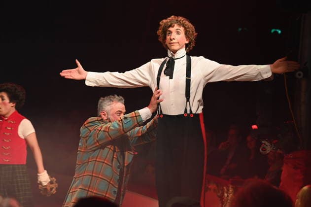 Clown Kevinski ( Kevin Gorczynski ) beim Auftritt in der Manege der Kölner Premiere des Circus Roncalli