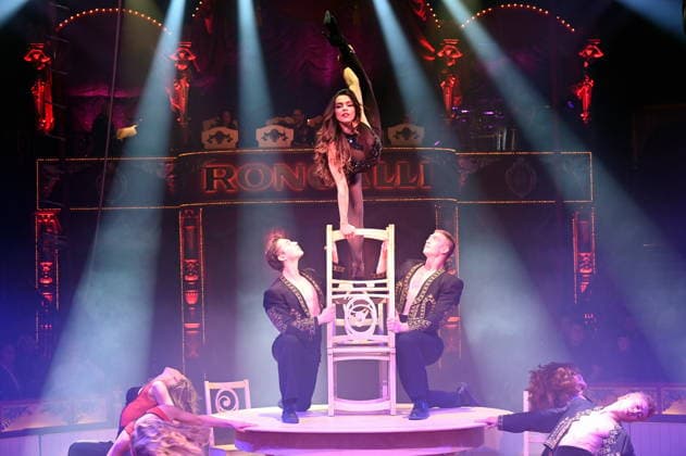 Artistin Lili Paul Roncalli beim Auftritt in der Manege der Kölner Premiere des Circus Roncalli