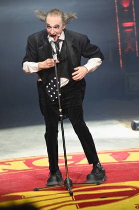 Clown Housch Ma Housch ( Semen Shuster ) beim Auftritt in der Manege der Kölner Premiere des Circus Roncalli