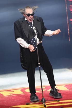 Clown Housch Ma Housch ( Semen Shuster ) beim Auftritt in der Manege der Kölner Premiere des Circus Roncalli