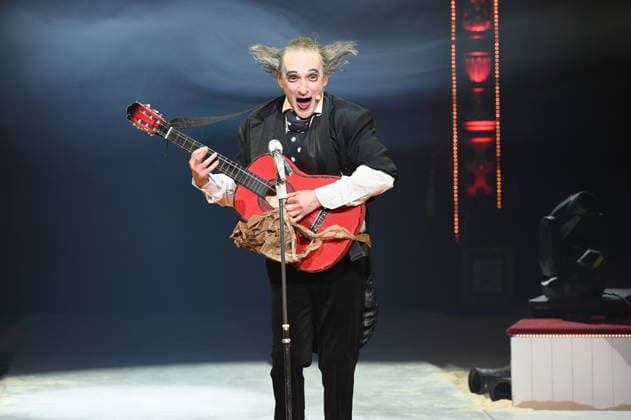 Clown Housch Ma Housch ( Semen Shuster ) beim Auftritt in der Manege der Kölner Premiere des Circus Roncalli