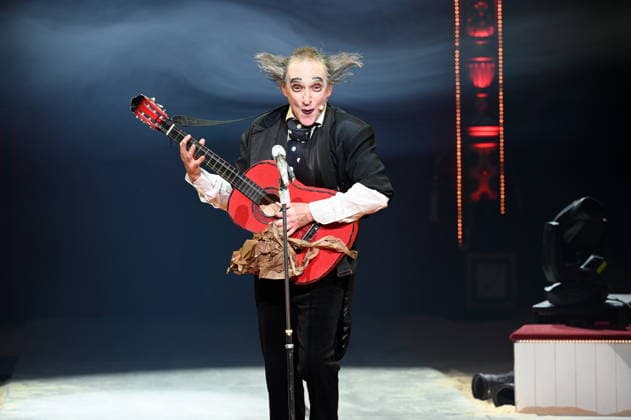 Clown Housch Ma Housch ( Semen Shuster ) beim Auftritt in der Manege der Kölner Premiere des Circus Roncalli