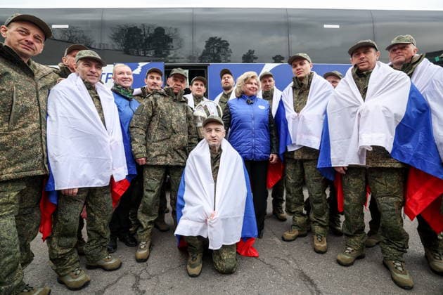 News Bilder des Tages BELARUS - APRIL 11, 2026: Tatyana Moskalkova (C), Russia s Presidential Commissioner for Human Rights, poses together with servicemen at a Belarusian border crossing as they return from Ukrainian captivity to Russia. Alexander Shcherbak TASS  91133018