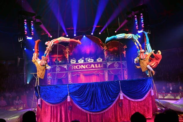Trampolin Artisten Venice Carnival und Clown Prof Wacko ( Valdimir Georgiev ) beim Auftritt in der Manege der Kölner Premiere des Circus Roncalli