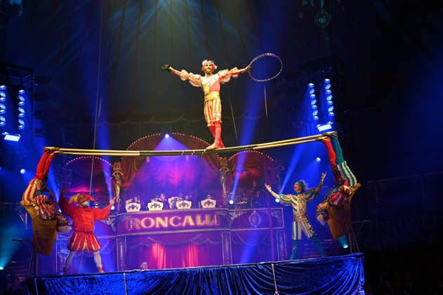 Trampolin Artisten Venice Carnival und Clown Prof Wacko ( Valdimir Georgiev ) beim Auftritt in der Manege der Kölner Premiere des Circus Roncalli