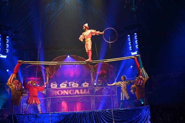 Trampolin Artisten Venice Carnival und Clown Prof Wacko ( Valdimir Georgiev ) beim Auftritt in der Manege der Kölner Premiere des Circus Roncalli