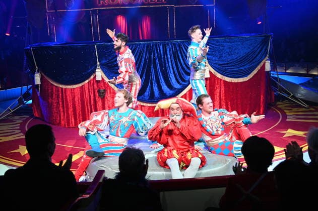 Artisten und in der Mitte Clown Prof Wacko ( Valdimir Georgiev ) beim Auftritt in der Manege der Kölner Premiere des Circus Roncalli