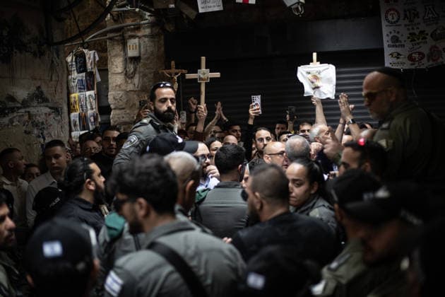 News Bilder des Tages Celebrations on Holy Saturday in Jerusalem JERUSALEM - APRIL 11: Security measures are taken as Orthodox Christians visit Church of the Holy Sepulchre to celebrate Holy Saturday , also known as Easter Eve in Jerusalem on April 11, 2026. Mostafa Alkharouf Anadolu Jerusalem Israel. Editorial use only. Please get in touch for any other usage.  Copyright: x2026xAnadoluxMostafaxAlkharoufx