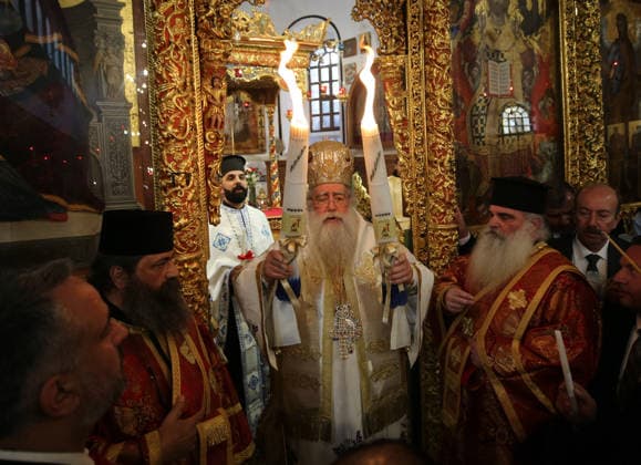 News Bilder des Tages Celebrations on Holy Saturday in Bethlehem BETHLEHEM, WEST BANK, PALESTINE - APRIL 11: Metropolitan Vindictus, Patriarchal Representative for the Greek Orthodox holds Holy Fire while Christians flocking to the Church of the Nativity, believed to be the birthplace of Jesus Christ, and lit candles as part of the Holy Saturday events, also known as Easter Eve in Bethlehem in the West Bank, Palestine, on April 11, 2026. Wisam Hashlamoun Anadolu Bethlehem West Bank. Editorial use only. Please get in touch for any other usage.  Copyright: x2026xAnadoluxWisamxHashlamounx