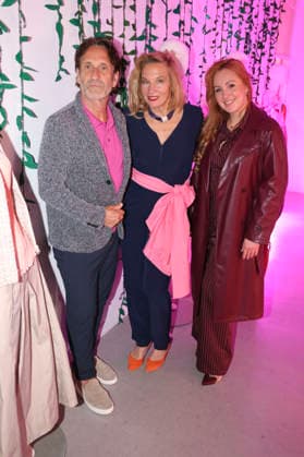 Falk-Willy Wild, Anja Gockel und Kiki la Bise bei der Anja Gockel Fashion Show Frisches für die Sinne im Showroom Paris 44 by Anja Gockel. Berlin, 10.04.2026