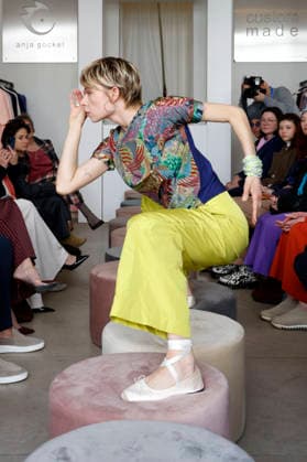 Anna Okuneva bei der Anja Gockel Fashion Show Frisches für die Sinne im Showroom Paris 44 by Anja Gockel. Berlin, 10.04.2026