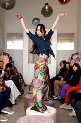 Miho Shiratori bei der Anja Gockel Fashion Show Frisches für die Sinne im Showroom Paris 44 by Anja Gockel. Berlin, 10.04.2026
