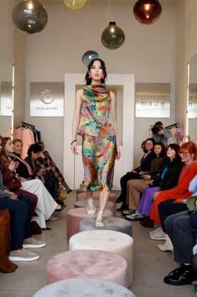 Miho Shiratori bei der Anja Gockel Fashion Show Frisches für die Sinne im Showroom Paris 44 by Anja Gockel. Berlin, 10.04.2026