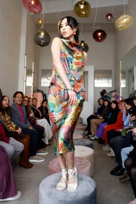 Miho Shiratori bei der Anja Gockel Fashion Show Frisches für die Sinne im Showroom Paris 44 by Anja Gockel. Berlin, 10.04.2026
