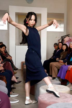 Miho Shiratori bei der Anja Gockel Fashion Show Frisches für die Sinne im Showroom Paris 44 by Anja Gockel. Berlin, 10.04.2026