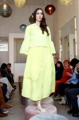 Lia Kemendi bei der Anja Gockel Fashion Show Frisches für die Sinne im Showroom Paris 44 by Anja Gockel. Berlin, 10.04.2026