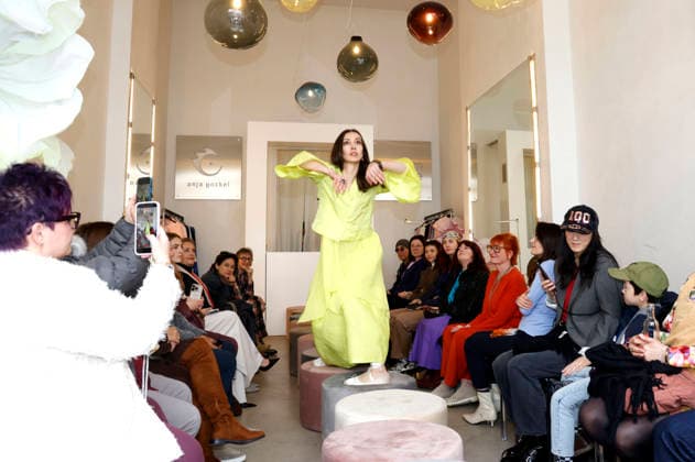 Lia Kemendi bei der Anja Gockel Fashion Show Frisches für die Sinne im Showroom Paris 44 by Anja Gockel. Berlin, 10.04.2026