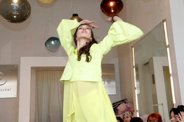 Lia Kemendi bei der Anja Gockel Fashion Show Frisches für die Sinne im Showroom Paris 44 by Anja Gockel. Berlin, 10.04.2026
