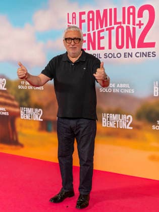 April 11, 2026, Madrid, Spain: Actor LEO HARLEM gives a double thumbs up as he walks the red carpet for a ËœLA FAMILIA BENETON +2 Photocall at CINESA PROYECCIONES. Madrid Spain  - ZUMAc312 20260411_zsp_c312_177 Copyright: xOscarxManuelxSanchezx