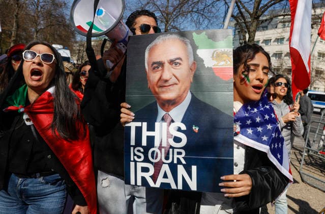 News Bilder des Tages Iran Demo Eine Iranerin trägt ein Bild von Prinz Reza Pahlavi mit der Aufschrift This is our Iran während einer Demo für das Ende des islamistischen Mullah Regimes im Iran, an der ameriikanischen Botschaft in Berlin, 11.04.2026. Berlin Berlin Deutschland *** Iran Demo An Iranian woman carries a picture of Prince Reza Pahlavi with the inscription This is our Iran during a demonstration for the end of the Islamist Mullah regime in Iran, at the American Embassy in Berlin, 11 04 2026 Berlin Berlin Germany