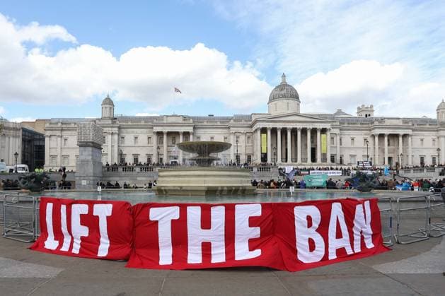 News Bilder des Tages April 11, 2026, London, Engalnd, United Kingdom: Police make arrests as demonstrators take part in Everyone Day, a mass protest against the UK Government ban on Palestine Action, in Trafalgar Square, London, United Kingdom. The action is organised by Defend Our Juries, with participants engaging in civil disobedience despite the risk of arrest under the Terrorism Act. London United Kingdom - ZUMAa279 20260411_zsp_a279_033 Copyright: xZeynepxDemirxAslimx