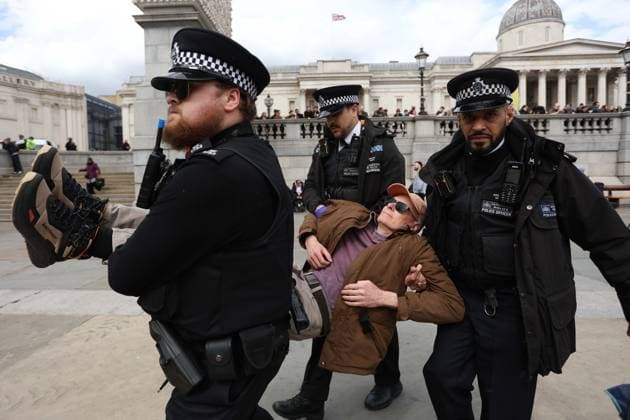 News Bilder des Tages April 11, 2026, London, Engalnd, United Kingdom: Police make arrests as demonstrators take part in Everyone Day, a mass protest against the UK Government ban on Palestine Action, in Trafalgar Square, London, United Kingdom. The action is organised by Defend Our Juries, with participants engaging in civil disobedience despite the risk of arrest under the Terrorism Act. London United Kingdom  - ZUMAa279 20260411_zsp_a279_021 Copyright: xZeynepxDemirxAslimx