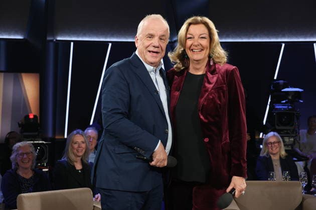Hamburg Hubertus Meyer-Burckhardt und Bettina Tietjen moderieren die NDR Talk Show, Fototermin am 10.4.2026 im Fernsehstudio Hamburg-Lokstedt vor der Sendung im 3. Programm des NDR Fernsehen *** Hamburg Hubertus Meyer Burckhardt and Bettina Tietjen host the NDR Talk Show, photo session on 10 4 2026 in the Hamburg Lokstedt television studio before the broadcast on the 3 program of NDR television