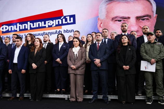 News Bilder des Tages ARMENIA, YEREVAN - APRIL 11, 2026: Members of the Strong Armenia party stage a rally in support of businessman Samvel Karapetyana outside Alexander Spendiaryan Armenian National Academic Opera and Ballet Theatre. Karapetyan is currently under house arrest on charges of calling for the seizure of power in Armenia and financial fraud. Alexander Patrin TASS  91139091