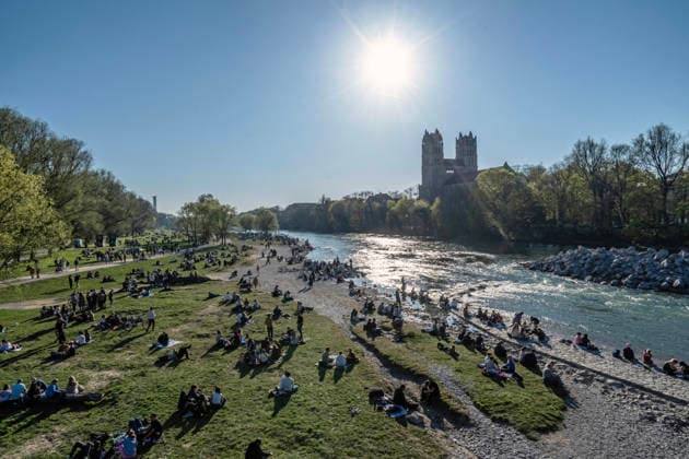 News Bilder des Tages Frühlingstag an der Isar, viele genießen die Sonne in den Isarauen, Freizeit und Wochenende, München, 11. April 2026 Deutschland, München, 11. April 2026, Frühling an der Isar, viele Münchner und Münchnerinnen genießen die strahlende Sonne in den Isarauen, sitzen um 18 Uhr am Flußufer, Temperaturen um die 17 Grad, schönes Wetter, die Isar glitzert in der Sonne, Kirche St. Maximilian, Samstagnachmittag, Wochenende, Bayern *** Spring day on the Isar, many enjoy the sun in the Isar floodplains, leisure and weekend, Munich, April 11, 2026 Germany, Munich, April 11, 2026, spring on the Isar, many Munich residents enjoy the bright sun in the Isar floodplains, sitting on the riverbank at 6 pm, temperatures around 17 degrees, beautiful